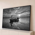 Quadro Decorativo Grande Pescador em Barco para Sala Preto | quadros decorativos para sala | pescador sentado em barco de madeira ao pôr do sol, preto e branco com reflexo na água | Porao dos Quadros