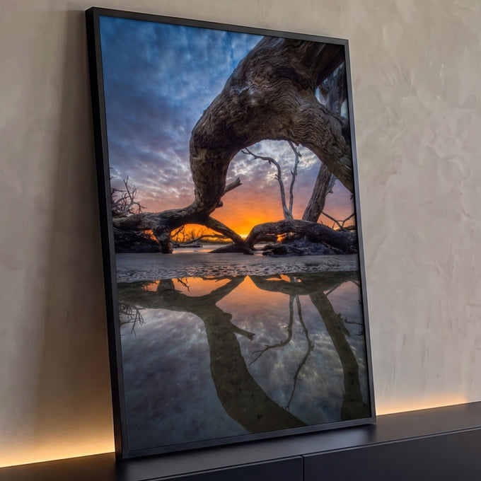 Quadro Decorativo Grande Árvore Seca para Sala Laranja | quadros decorativos para sala | tronco de árvore seca em arco contra céu alaranjado refletido na água | Porao dos Quadros
