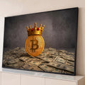 Moeda de Bitcoin dourada com coroa de rei sobre notas de dólar em fundo cinza escuro, quadro decorativo