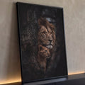 Quadro Decorativo Grande Leão e Filhote para Sala Marrom | quadros decorativos para sala | leão adulto e filhote encostados em tronco de árvore em tons dourados | Porao dos Quadros