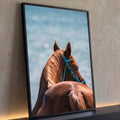 Cavalo castanho de costas com crina ruiva e cabresto azul diante do mar desfocado, quadro decorativo