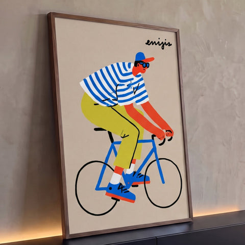 Quadro Decorativo Ciclista de Bicicleta Azul em Ilustração | quadros decorativos para sala | homem pedalando em bicicleta azul, camisa listrada e boné, ilustração colorida | Porao dos Quadros