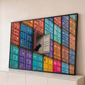 Quadro Decorativo Grande Gato Preto Vermelho para Sala | quadros decorativos para sala | gato preto espiando de dentro de contêiner branco entre contêineres coloridos | Porao dos Quadros