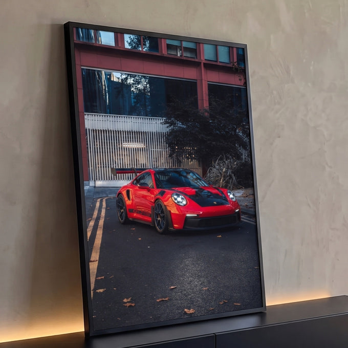 Porsche 911 GT3 RS vermelho em rua urbana com folhas de outono e prédio moderno, quadro decorativo