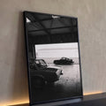 Mercedes clássico e Porsche 911 em hangar, fotografia em preto e branco, quadro decorativo