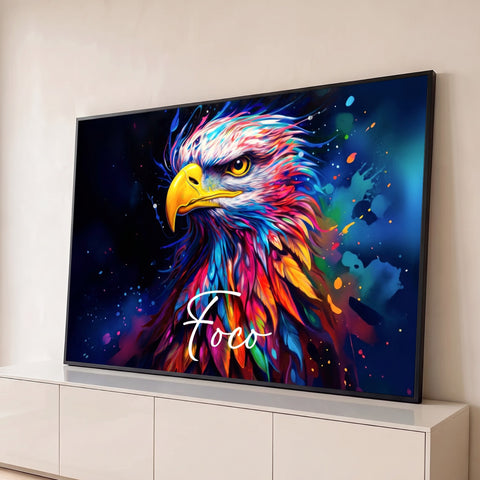 Cabeça de águia com penas neon multicoloridas, bico amarelo e palavra Foco em fundo azul escuro, quadro decorativo