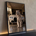 Tigre branco de olhos azuis sentado diante de carro esportivo branco em garagem de luxo, quadro decorativo