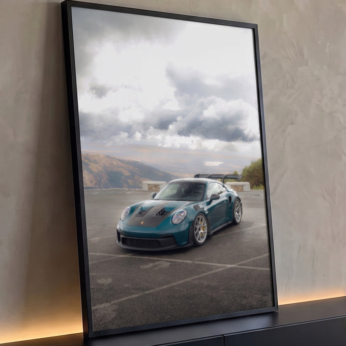 Quadro Decorativo Grande Carro Esportivo para Sala Verde | quadros decorativos para sala | carro esportivo verde escuro com aerofólio preto em mirante de montanha | Porao dos Quadros