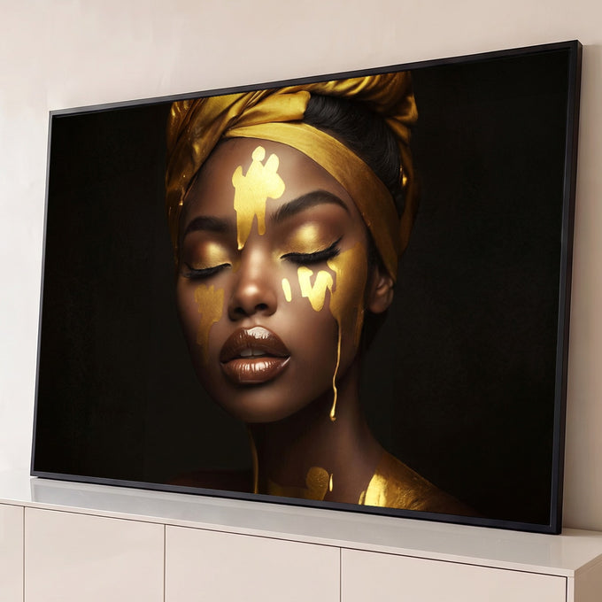 Mulher negra de turbante dourado, olhos fechados e tinta dourada no rosto em fundo preto, quadro decorativo