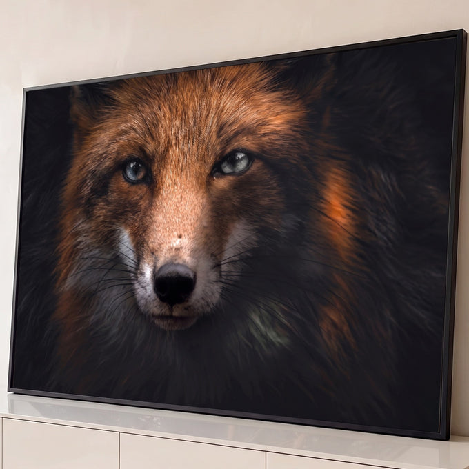 Quadro Decorativo Grande Raposa Animal Selvagem para Sala | quadros decorativos para sala | retrato em close de raposa vermelha com olhos claros sobre fundo escuro | Porao dos Quadros