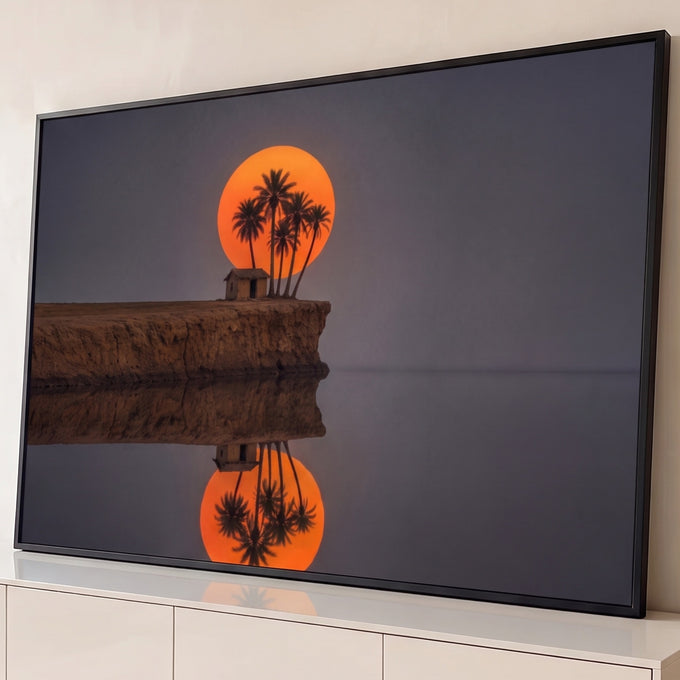 Quadro Decorativo Grande Lua com Palmeiras para Sala Laranja | quadros decorativos para sala | lua laranja gigante atrás de palmeiras e cabana de barro sobre penhasco refletido na água | Porao dos Quadros