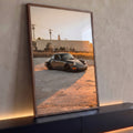 Quadro Decorativo Grande Carro Clássico Cinza para Sala | quadros decorativos para sala | carro esportivo cinza rebaixado com rodas pretas em pátio ao entardecer | Porao dos Quadros