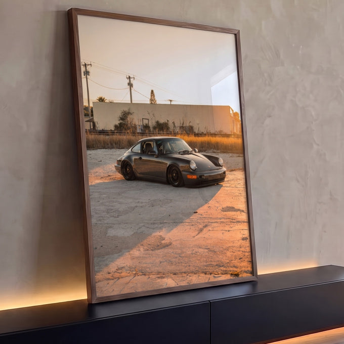 Quadro Decorativo Grande Carro Clássico Cinza para Sala | quadros decorativos para sala | carro esportivo cinza rebaixado com rodas pretas em pátio ao entardecer | Porao dos Quadros