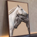 Cavalo branco de crina trançada apoiado sobre cavalo tordilho cinza em fundo bege, quadro decorativo