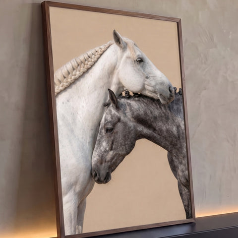 Cavalo branco de crina trançada apoiado sobre cavalo tordilho cinza em fundo bege, quadro decorativo
