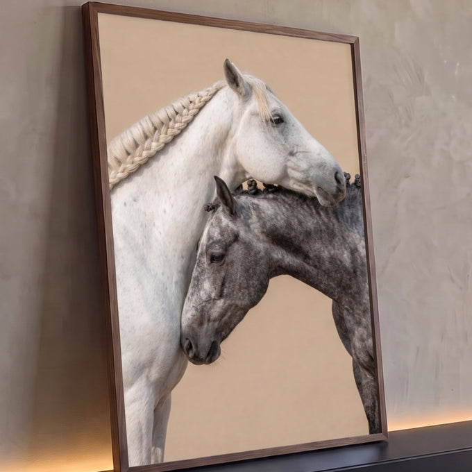 Cavalo branco de crina trançada apoiado sobre cavalo tordilho cinza em fundo bege, quadro decorativo