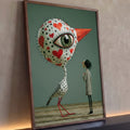 Ave surreal de olho verde gigante com corações vermelhos diante de figura em xadrez, quadro decorativo