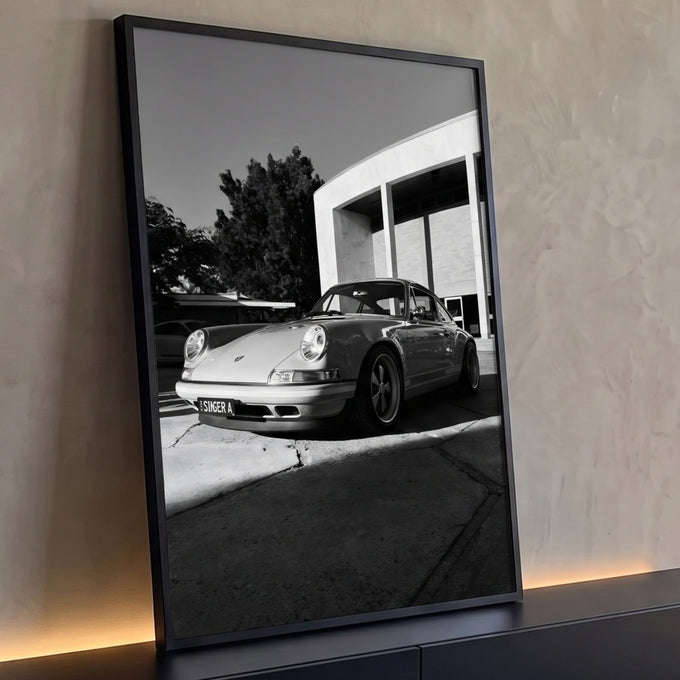 Porsche 911 Singer clássico em fotografia preto e branco diante de prédio moderno, quadro decorativo