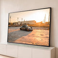 Porsche 911 clássico grafite rebaixado em terreno aberto sob luz dourada do pôr do sol, quadro decorativo