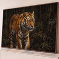 Tigre-de-bengala laranja caminhando entre folhagens escuras em pintura a óleo realista, quadro decorativo