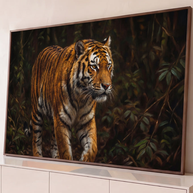 Tigre-de-bengala laranja caminhando entre folhagens escuras em pintura a óleo realista, quadro decorativo