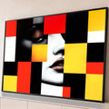 Rosto de mulher em preto e branco fragmentado por blocos geométricos vermelhos, amarelos e pretos, quadro decorativo