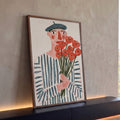 Quadro Decorativo Homem de Boina com Buquê de Papoulas | quadros decorativos para sala | homem de boina azul segurando buquê de papoulas vermelhas em ilustração de traços simples | Porao dos Quadros