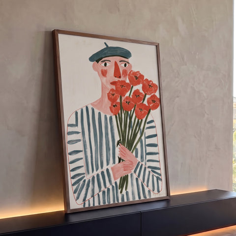 Homem de boina azul e camisa listrada segurando buquê de papoulas vermelhas em fundo bege, quadro decorativo