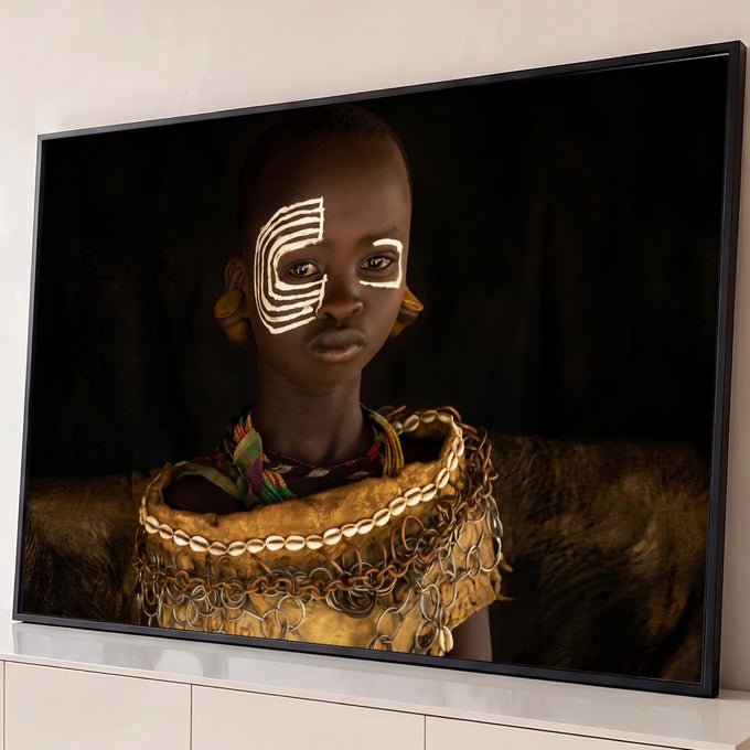 Quadro Decorativo Grande Criança Africana para Sala Marrom | quadros decorativos para sala | criança africana com pintura facial branca e colar de conchas sobre fundo escuro | Porao dos Quadros
