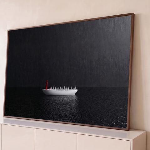 Barco branco com figuras em fila e uma figura vermelha sobre água escura e fundo preto, quadro decorativo