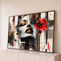Rosto de mulher de olhos fechados com lábios dourados, lírio vermelho e colagem geométrica, quadro decorativo