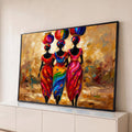 Três mulheres africanas de costas com potes coloridos na cabeça em pintura a óleo dourada, quadro decorativo