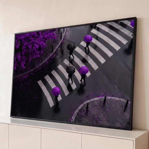 Vista aérea de pedestres com guarda-chuvas roxos e pretos na faixa molhada e flores roxas, quadro decorativo