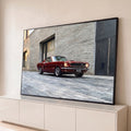 Mustang vermelho clássico em rua de pedra diante de fachada cinza, pintura estilo óleo, quadro decorativo