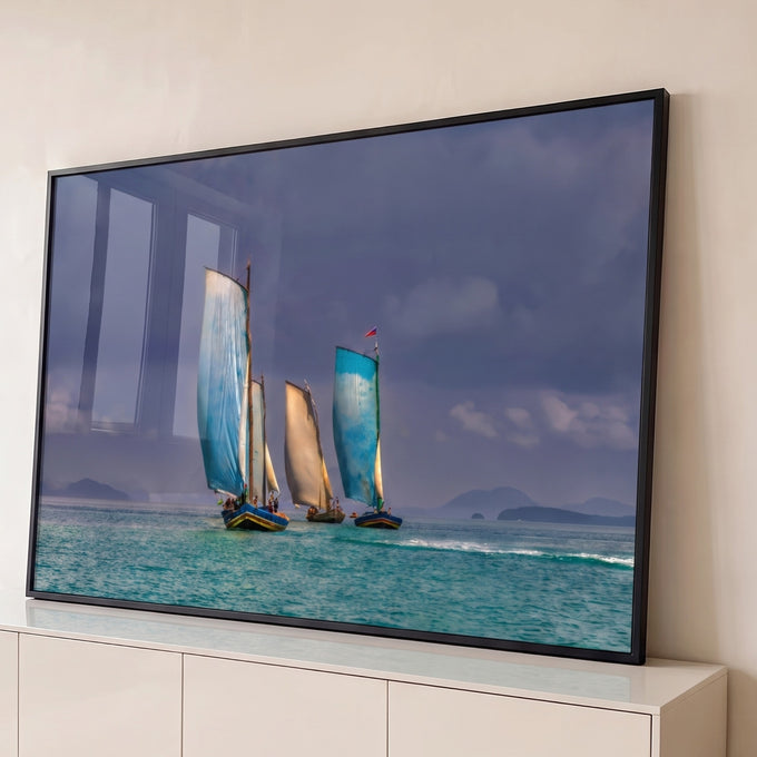 Quadro Decorativo Grande Veleiros Tradicionais para Sala | quadros decorativos para sala | três veleiros de velas azuis navegando em mar turquesa sob céu nublado | Porao dos Quadros