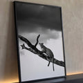Leopardo em árvore seca olhando à frente sob céu de tempestade, fotografia preto e branco, quadro decorativo