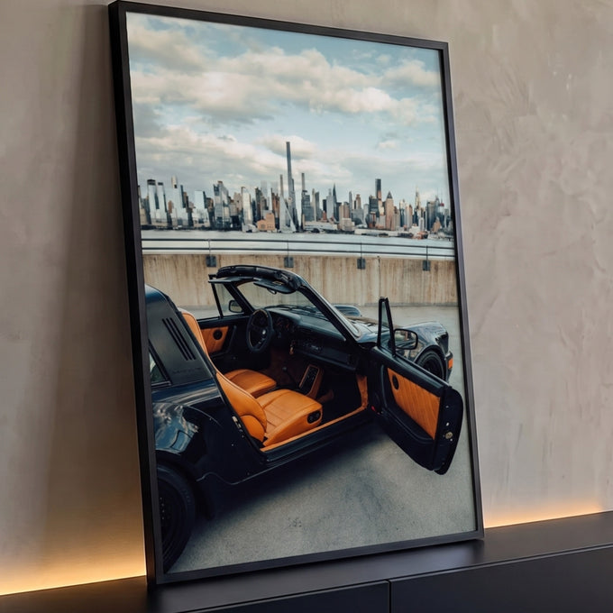 Porsche Targa preto aberto com bancos caramelo diante do skyline de Nova York, quadro decorativo