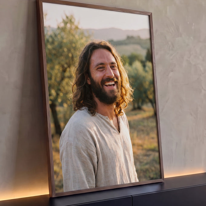 Quadro Decorativo Grande Homem de Jesus para Sala Bege | quadros decorativos para sala | homem de barba sorrindo em túnica bege num olival ao entardecer | Porao dos Quadros