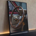 Volante clássico de madeira com raios cromados e emblema Mustang em interior vintage, quadro decorativo