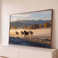 Manada de cavalos galopando em campo com névoa ao amanhecer, árvores de outono e montanhas, quadro decorativo