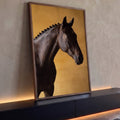 Cavalo escuro de perfil com crina trançada em fundo dourado texturizado, fotografia, quadro decorativo