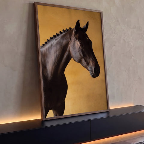 Cavalo escuro de perfil com crina trançada em fundo dourado texturizado, fotografia, quadro decorativo