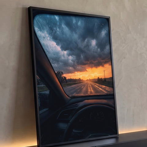 Estrada vista pelo para-brisa com chuva, nuvens de tempestade e pôr do sol laranja, quadro decorativo