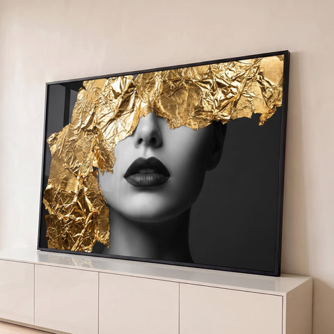 Rosto feminino em preto e branco com lábios negros e folha de ouro sobre os olhos, quadro decorativo
