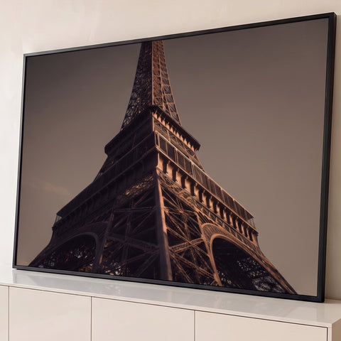 Torre Eiffel em Paris vista de baixo, estrutura de ferro em tons sépia contra céu marrom, quadro decorativo