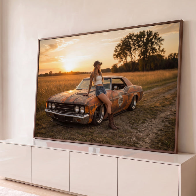Quadro Decorativo Grande Mulher e Carro para Sala Laranja | quadros decorativos para sala | mulher encostada em carro antigo enferrujado durante pôr do sol no campo | Porao dos Quadros