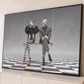 Quadro Decorativo Grande Figuras no Balanço para Sala Preto | quadros decorativos para sala | mulher de chapéu xadrez e homem de terno sentados num balanço laranja sobre piso xadrez | Porao dos Quadros
