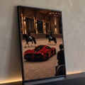 Carro esportivo vermelho em picadeiro de areia com cavalos pretos e cavaleiros, quadro decorativo