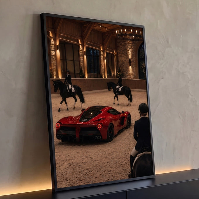 Carro esportivo vermelho em picadeiro de areia com cavalos pretos e cavaleiros, quadro decorativo