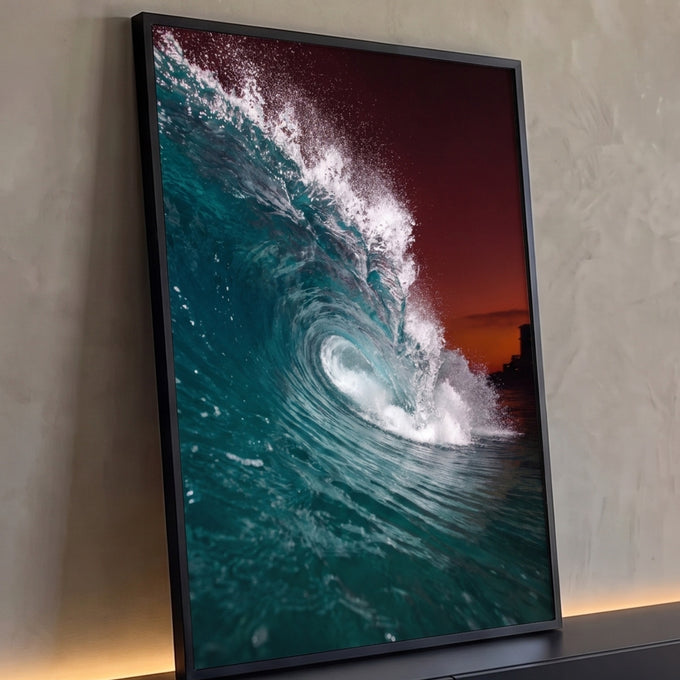 Onda do mar azul turquesa quebrando em tubo com espuma branca sob céu vermelho, quadro decorativo